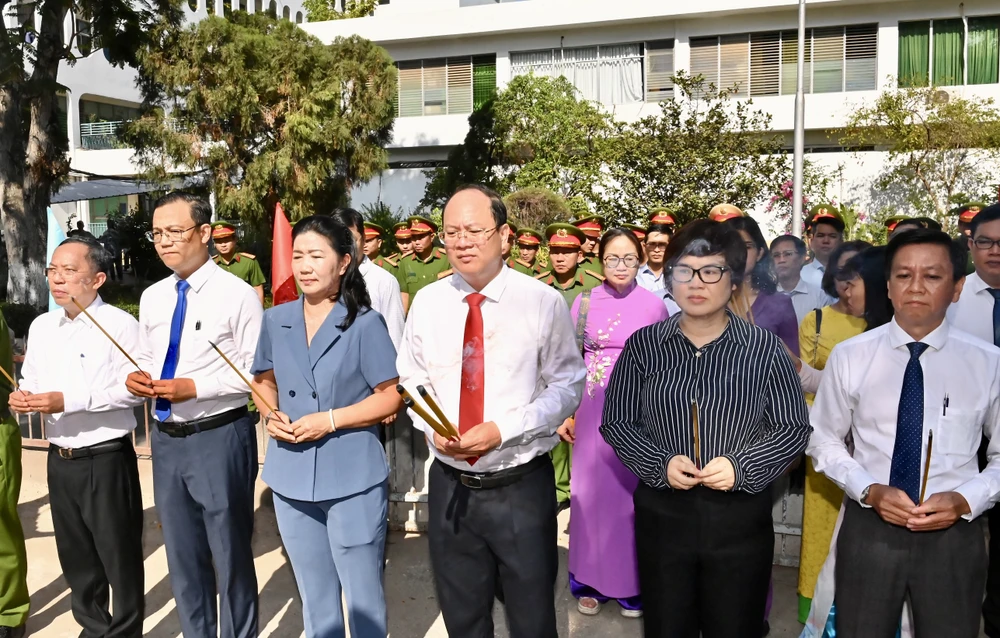 Phó Bí thư Thường trực Thành ủy TPHCM Nguyễn Hồ Hải cùng các thành viên đoàn thành kính dâng hương tưởng nhớ đồng chí Trần Phú. Ảnh: VIỆT DŨNG