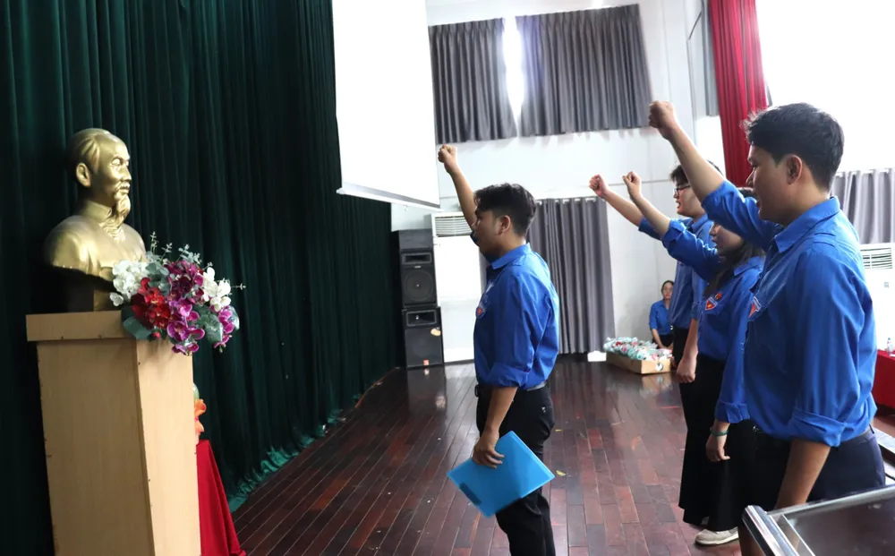 4 đảng viên mới tuyên thệ trước cờ Đảng, cờ Tổ quốc và chân dung Chủ tịch Hồ Chí Minh Hinh 1.jpg
