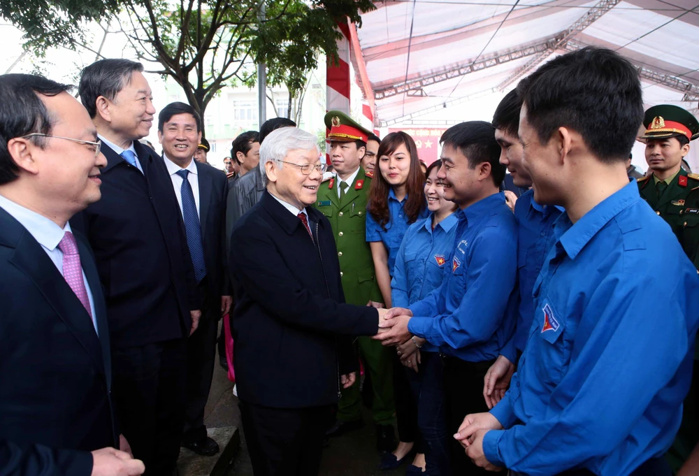 Tổng Bí thư Nguyễn Phú Trọng gặp gỡ đoàn viên, thanh niên. Ảnh tư liệu