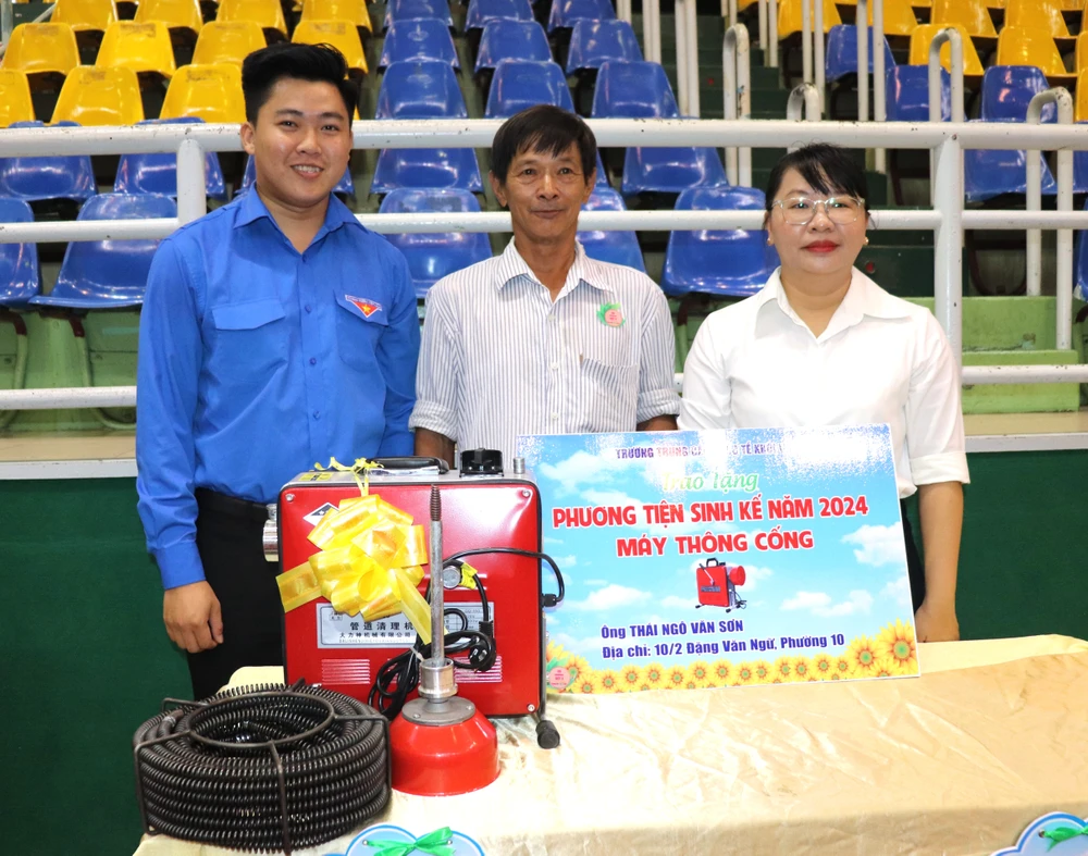 Tặng phương tiện sinh kế cho người dân có hoàn cảnh khó khăn Bai 2_ (1).JPG