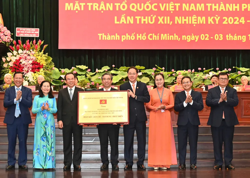 Ủy ban MTTQ Việt Nam TPHCM vinh dự đón nhận Bảng đồng của Thành ủy TPHCM với dòng chữ "Đoàn kết - Dân chủ - Bao dung - Phát triển". Ảnh: VIỆT DŨNG Anh 8.jpg
