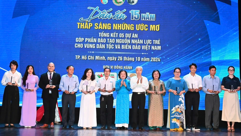 Nguyên Phó Chủ tịch nước Trương Mỹ Hoa và nguyên Chủ tịch Ủy ban Trung ương MTTQ Việt Nam Huỳnh Đảm tri ân các tập thể và các cá nhân đã góp sức cùng với Quỹ Học bổng Vừ A Dính. Ảnh: VIỆT DŨNG