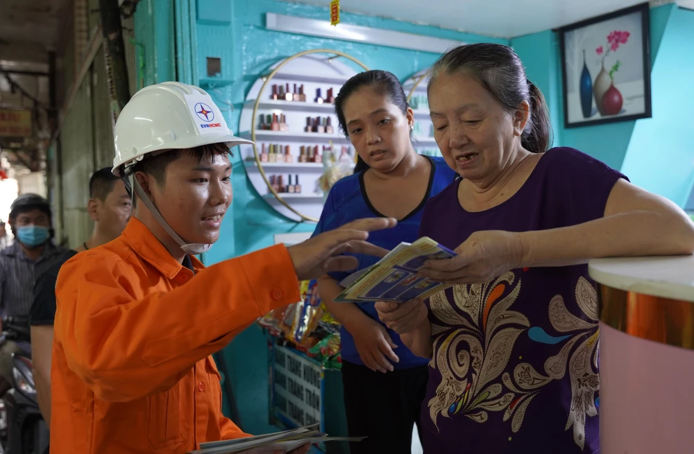 Thanh niên TPHCM tuyên truyền hỗ trợ người dân hiểu và thực hành tiết kiệm điện hinh 5.JPG
