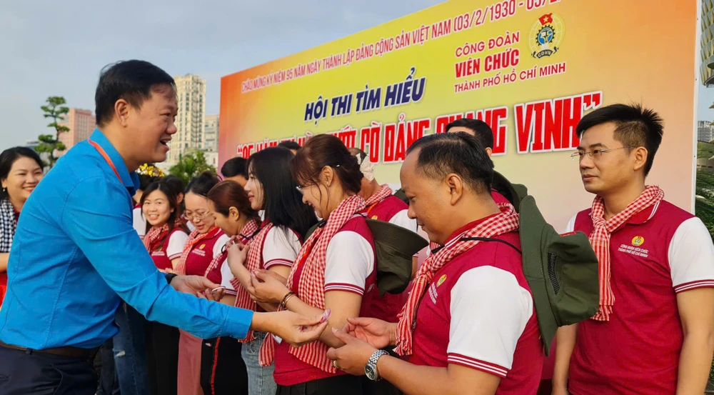 Chủ tịch Công đoàn Viên chức TPHCM Lương Tuấn Anh trao huy hiệu đến các đoàn viên công đoàn ưu tú