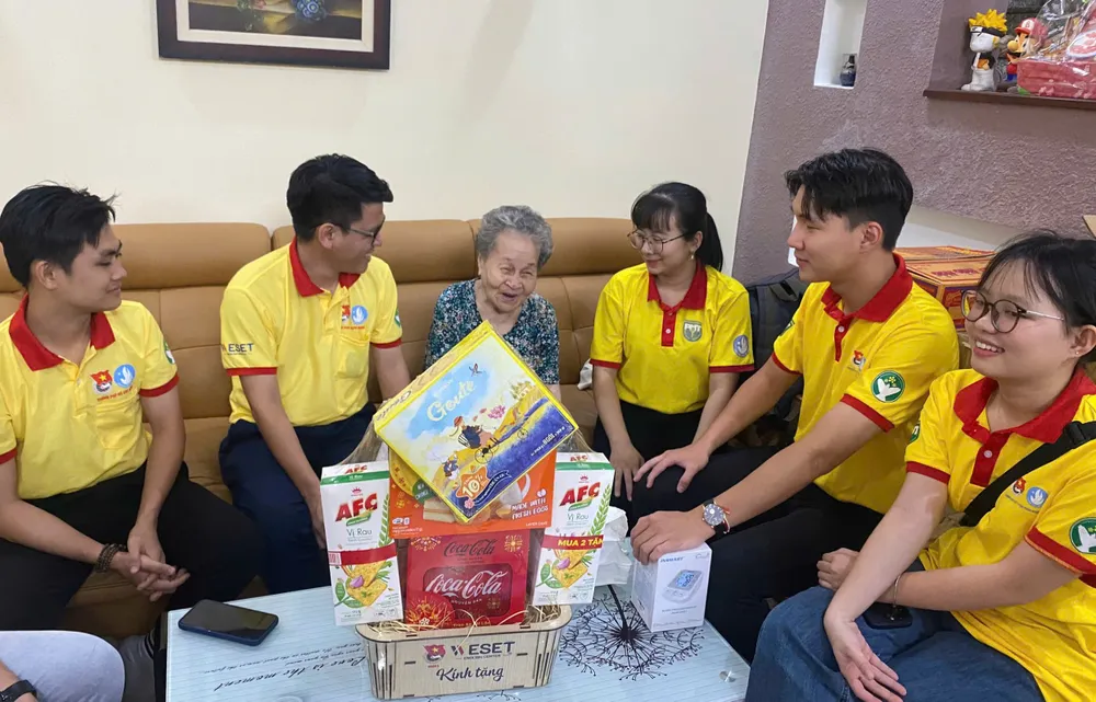 Các chiến sĩ tình nguyện đến thăm và tặng quà các Mẹ Việt Nam anh hùng, cùng Ba Má phong trào học sinh - sinh viên trên địa bàn quận 10 Anh 2.jpg