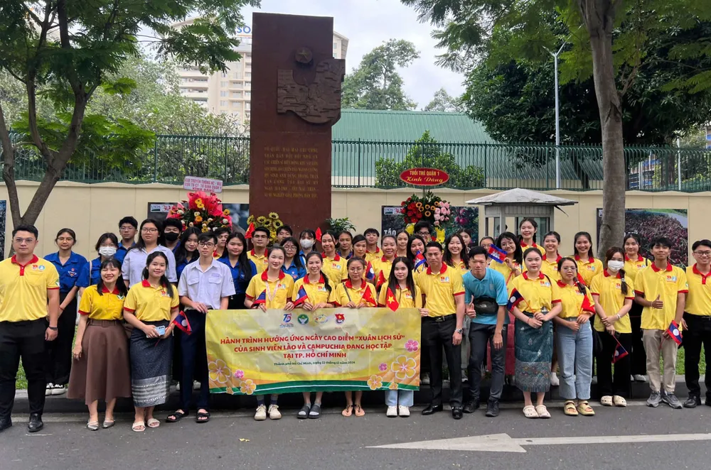 Sinh viên Lào, Campuchia trong hành trình tham quan các điểm lịch sử Anh 5.jpg