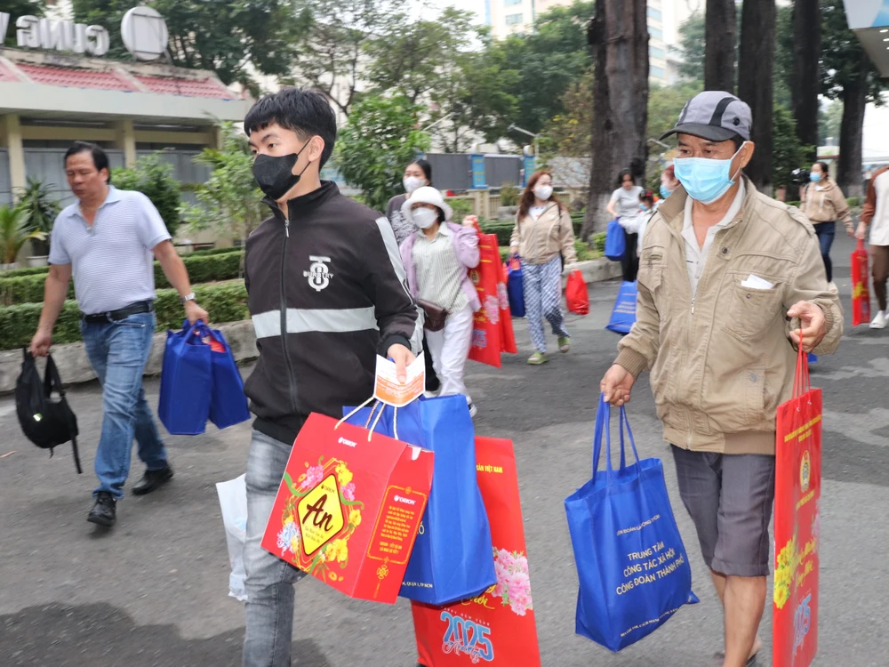 Gia đình đoàn viên nghiệp đoàn trong niềm vui được về quê đón tết trên "Chuyến xe mùa xuân”