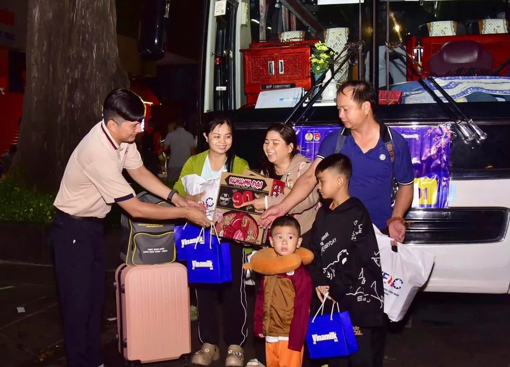 Gia đình công nhân trong niềm vui về quê trên “Chuyến xe mùa xuân - Đưa công nhân về quê đón Tết Ất Tỵ 2025” trong ngày giáp tết