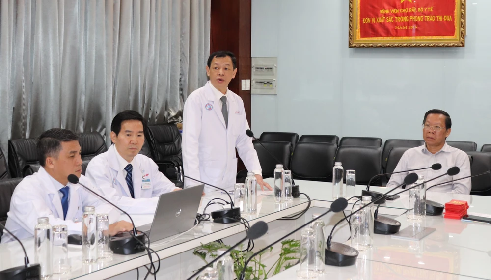 Thứ trưởng Bộ Y tế, Giám đốc điều hành Bệnh viện Chợ Rẫy Nguyễn Tri Thức thông tin tại buổi thăm. Ảnh: THÁI PHƯƠNG IMG_0871.JPG