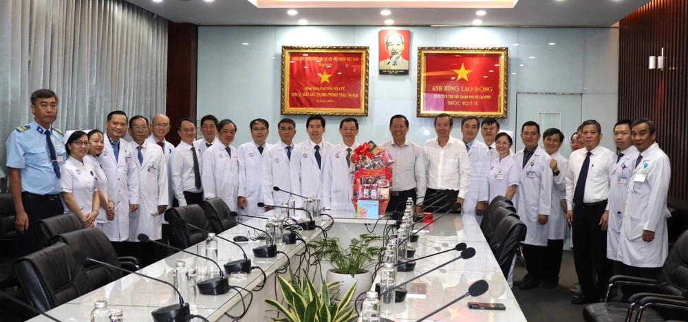 Chủ tịch UBND TPHCM thăm hỏi, chúc tết y bác sĩ Bệnh viện Chợ Rẫy. Ảnh THÁI PHƯƠNG IMG_0889.JPG