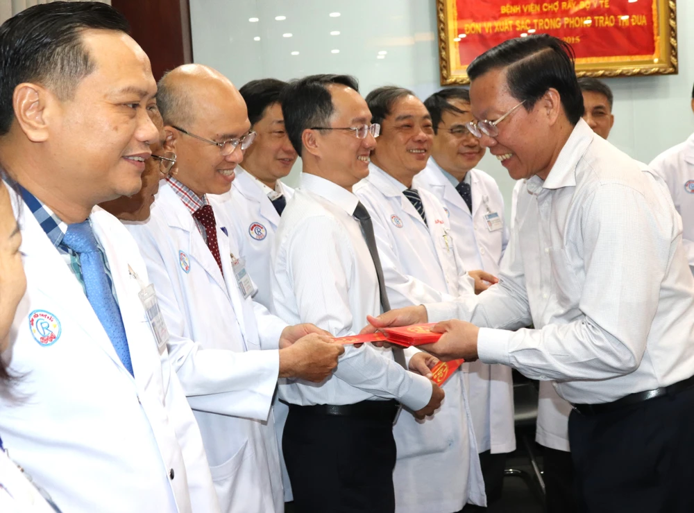 Chủ tịch UBND TPHCM Phan Văn Mãi thăm hỏi, chúc tết y bác sĩ Bệnh viện Chợ Rẫy. Ảnh: THÁI PHƯƠNG IMG_0892.JPG