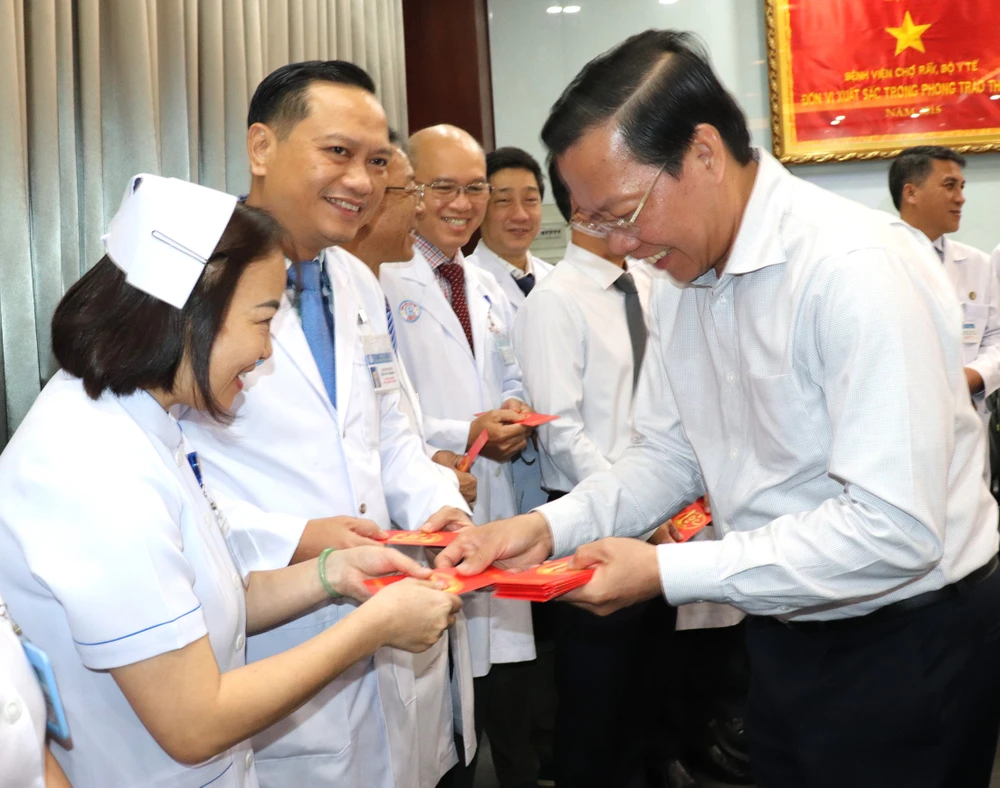 Chủ tịch UBND TPHCM thăm hỏi, chúc tết y bác sĩ Bệnh viện Chợ Rẫy. Ảnh: THÁI PHƯƠNG IMG_0895.JPG