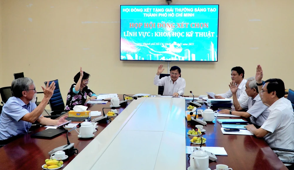 Hội đồng xét tặng Giải thưởng Sáng tạo TPHCM lần 4, lĩnh vực 6 (Khoa học kỹ thuật) tại cuộc họp đánh giá, chấm điểm và biểu quyết ở vòng sơ khảo