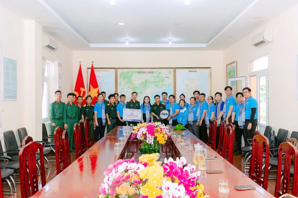 Trao tặng hệ thống loa đến các đơn vị lực lượng vũ trang Hinh 3.jpg