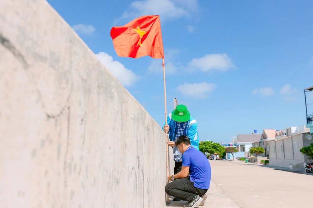 Tuổi trẻ TPHCM thực hiện “Tuyến đường cờ Tổ quốc” tại thôn Hội An (huyện đảo Phú Quý) Hinh 4.jpg
