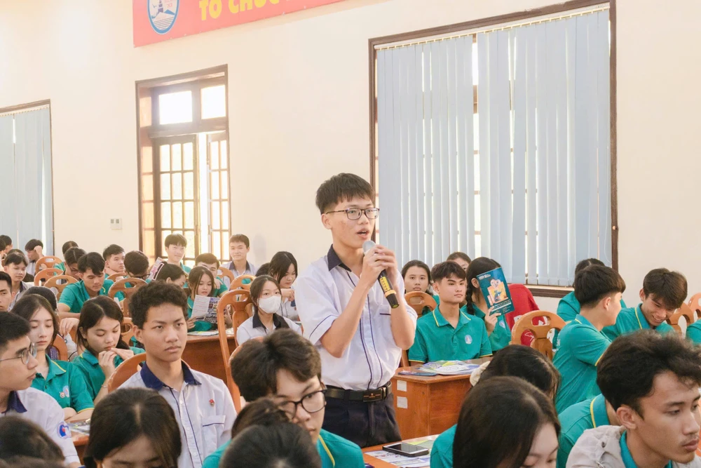 Học sinh trao đổi tại chương trình Tư vấn, hướng nghiệp dành cho học sinh THPT tại huyện đảo Phú Quý Hinh 7.jpg