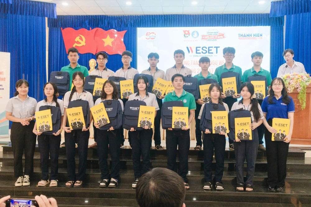 Trao học bổng và quà đến học sinh tại huyện đảo Phú Quý Hinh 8.jpg