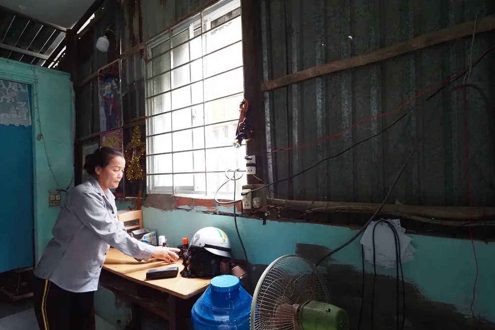 Vợ ông Nguyễn Văn Dũng trong căn nhà đã xuống cấp. Ảnh HOÀNG HÙNG.jpg