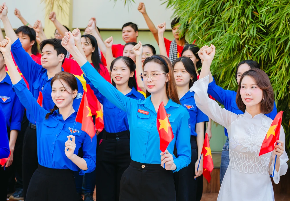 Đoàn viên giơ cao nắm tay thể hiện quyết tâm của người trẻ Hinh 1.jpg