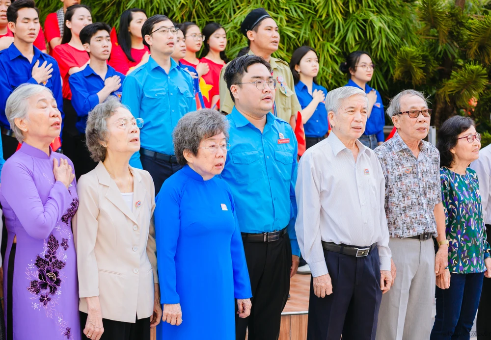 Các cô, chú trong Câu lạc bộ Kháng chiến Thành Đoàn cùng đoàn viên, đội viên thực hiện nghi thức chào cờ Hinh 2.jpg