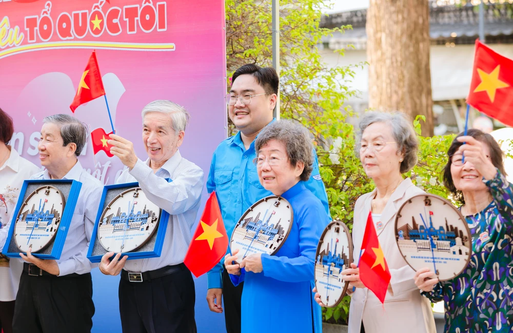 Bí thư Thành đoàn TPHCM Ngô Minh Hải trao quà tri ân đến thế hệ đi trước Hinh 3.jpg