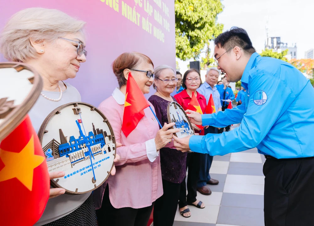 Bí thư Thành đoàn TPHCM Ngô Minh Hải trao quà tri ân đến thế hệ đi trước Hinh 5.jpg