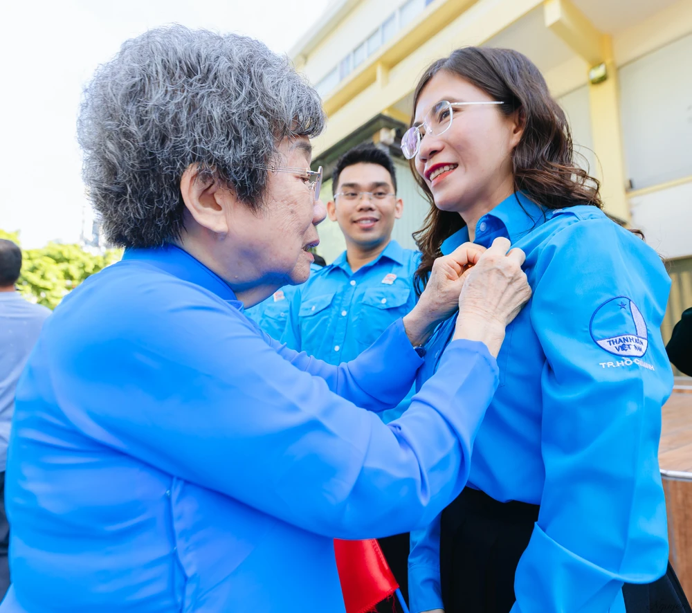 Trao tặng huy hiệu kỷ niệm 50 năm Ngày Giải phóng miền Nam, thống nhất đất nước đến thế hệ trẻ HInh 7.jpg