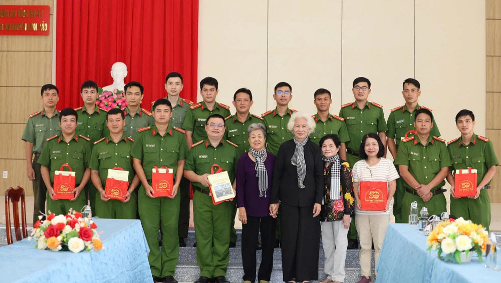 Đoàn trao quà đến cán bộ, chiến sĩ tại Côn Đảo Hinh 2.jpg