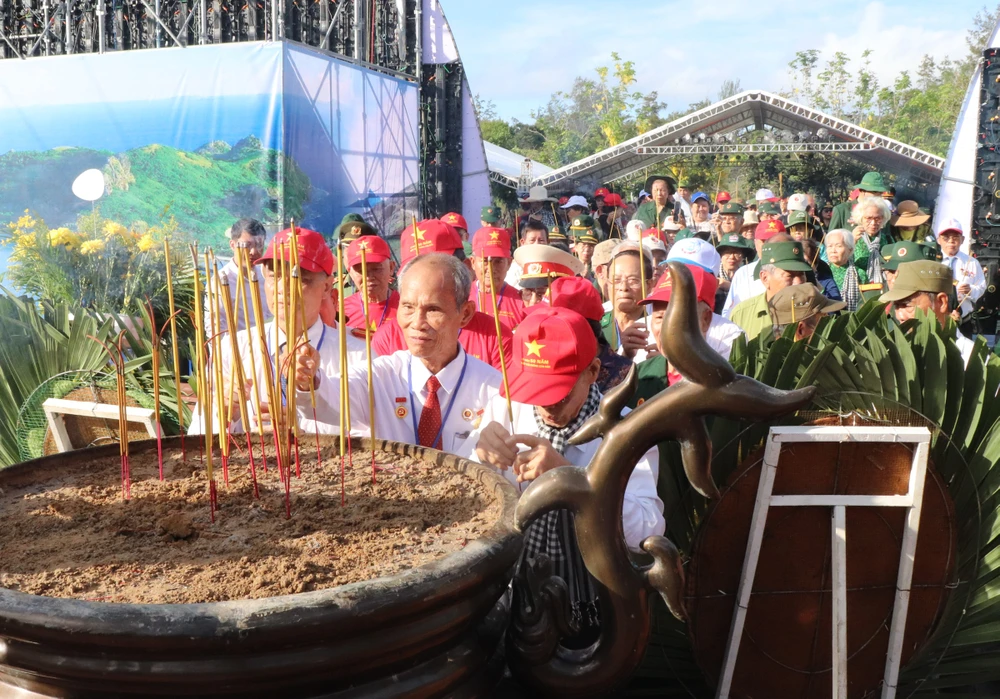 Cựu tù chính trị và tù binh TPHCM dâng hương tưởng nhớ anh hùng liệt sĩ tại Nghĩa trang Hàng Dương IMG_2324.JPG