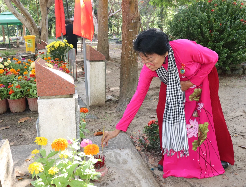 Dâng hương tưởng nhớ anh hùng liệt sĩ tại Nghĩa trang Hàng Dương IMG_2353.JPG