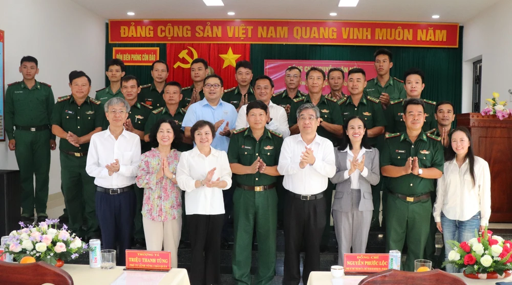 Đồng chí Nguyễn Phước Lộc, Phó Bí thư Thành ủy, Chủ tịch Ủy Ban MTTQ Việt Nam TPHCM thăm cán bộ, chiến sĩ Đồn biên phòng Côn Đảo IMG_2421.JPG