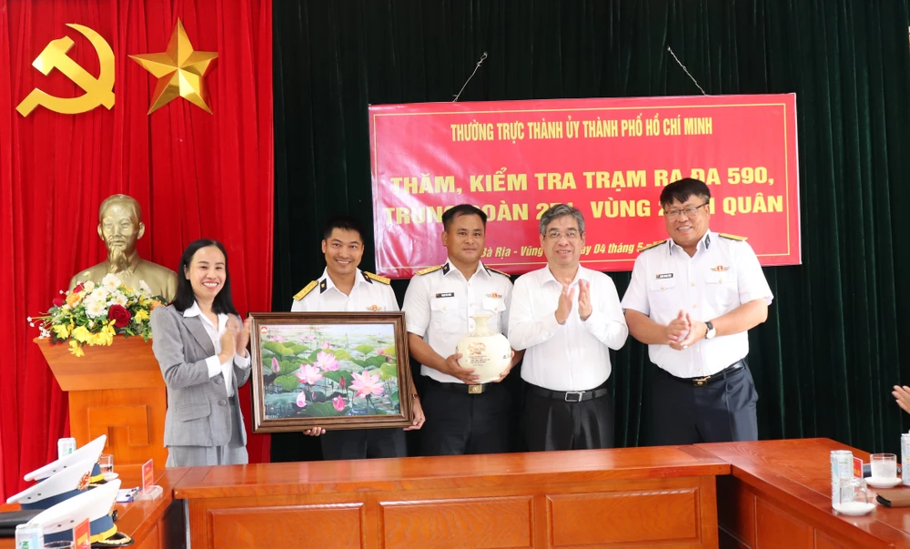 Đồng chí Nguyễn Phước Lộc, Phó Bí thư Thành ủy, Chủ tịch Ủy Ban MTTQ Việt Nam TPHCM tặng quà của Thường trực Thành ủy đến cán bộ, chiến sĩ Trạm Ra đa 590 IMG_2446.JPG