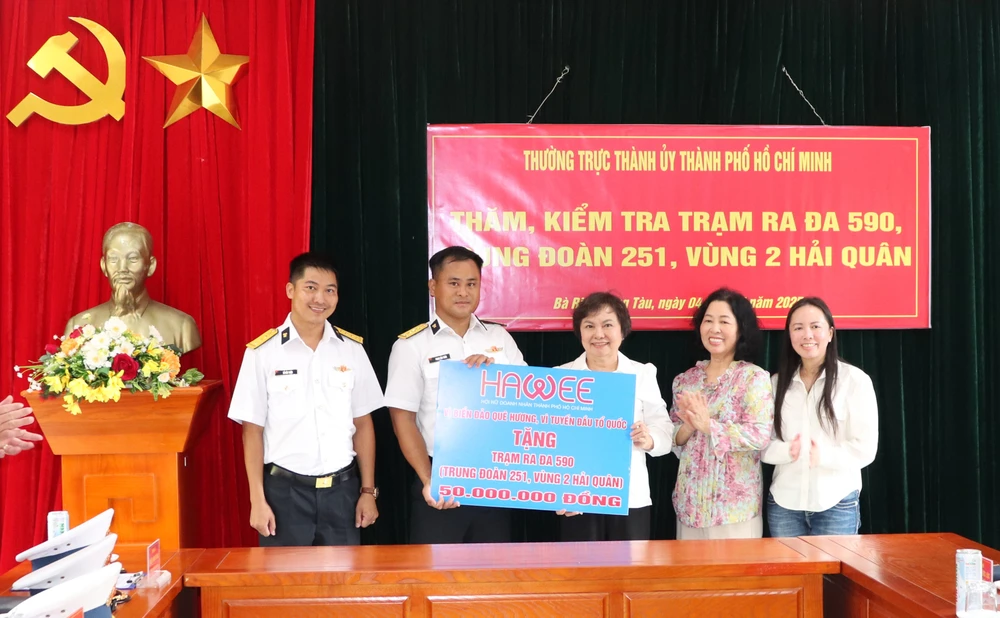 Trao tặng quà đến cán bộ, chiến sĩ Trạm Ra đa 590 IMG_2448.JPG