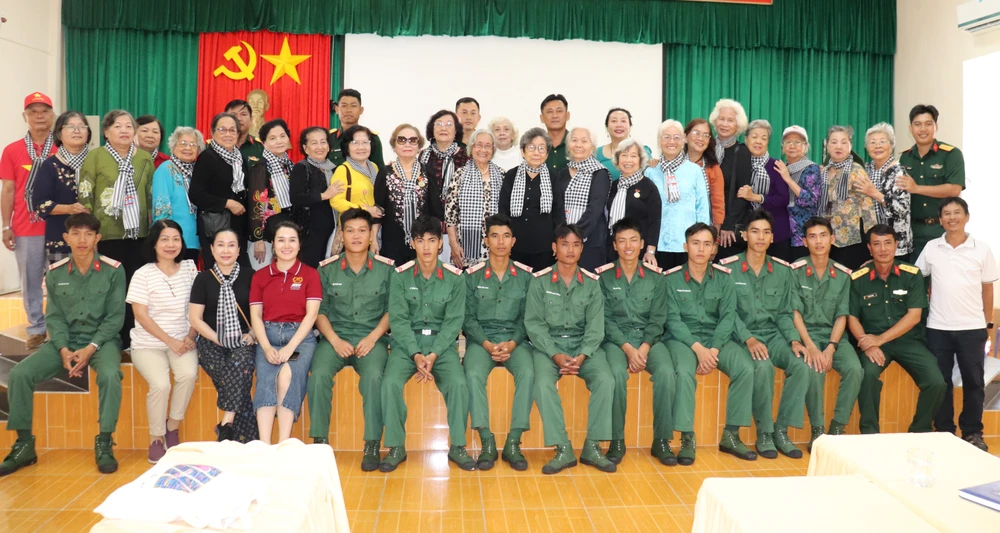 Cựu tù chính trị và tù bình TPHCM cùng cán bộ, chiến sĩ tại Côn Đảo IMG_2467.JPG