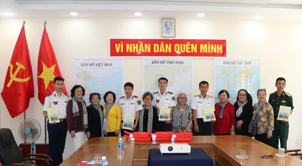 Đoàn cựu tù chính trị và tù binh TPHCM thăm, tặng quà cán bộ, chiến sĩ tại Côn Đảo IMG_2483.JPG