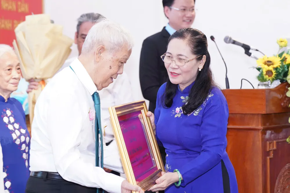 Đồng chí Nguyễn Thị Lệ, Phó Bí thư Thành ủy, Chủ tịch HĐND TPHCM trao Huy hiệu 65 năm tuổi Đảng đến đồng chí Lương Văn Răng. Ảnh HOÀNG HÙNG Hinh 6.jpg