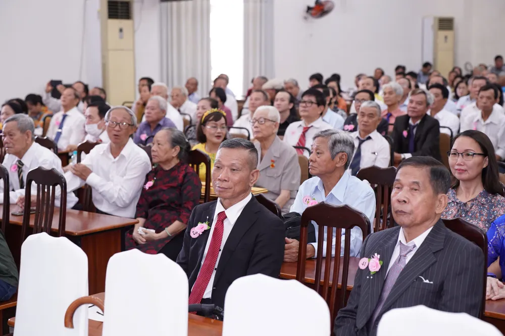 Các đại biểu dự Lễ Trao Huy hiệu Đảng tại quận 3. Ảnh HOÀNG HÙNG Hinh 7.jpg