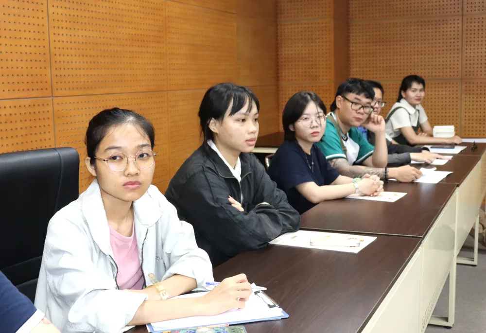 Sinh viên chuyên ngành mỹ thuật tham gia tìm hiểu về cuộc thi IMG_2536.JPG