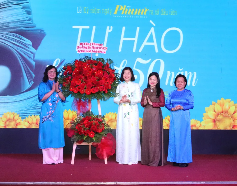 Thứ trưởng Bộ Công thương Phan Thị Thắng tặng hoa chúc mừng Báo Phụ nữ TPHCM IMG_2567.JPG