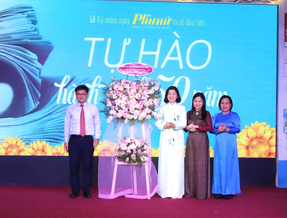 Trưởng Ban Tuyên giáo và Dân vận Thành ủy TPHCM Nguyễn Mạnh Cường tặng hoa chúc mừng kỷ niệm 50 năm Báo Phụ nữ TPHCM ra số đầu tiên IMG_2569.JPG