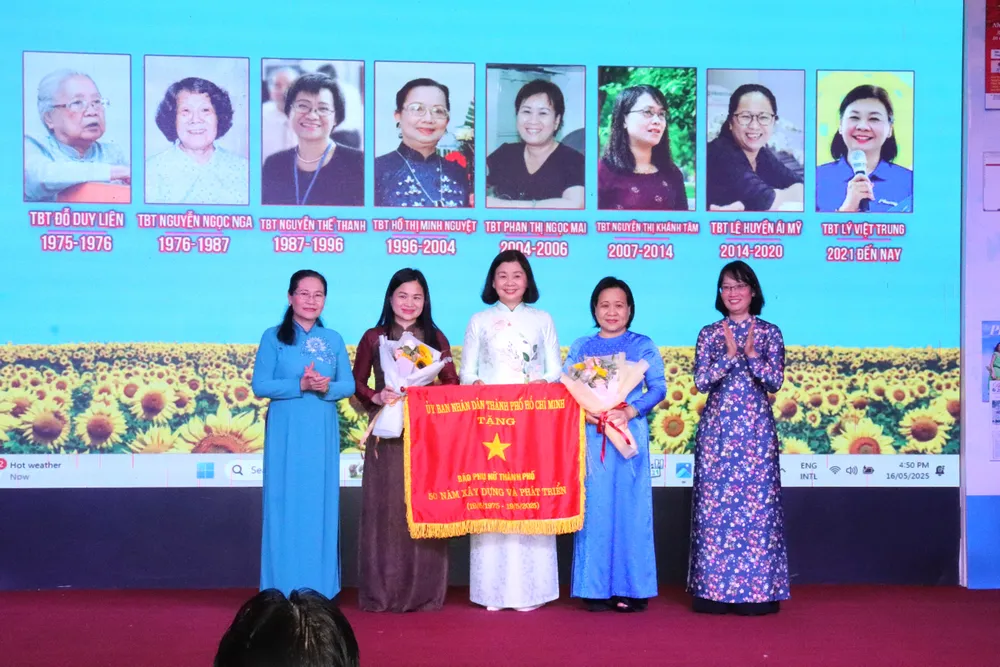 Đồng chí Nguyễn Thị Lệ, Phó Bí thư Thành ủy, Chủ tịch HĐND TPHCM trao Cờ Truyền thống của UBND TPHCM đến tập thể Báo Phụ nữ TPHCM IMG_2571.JPG