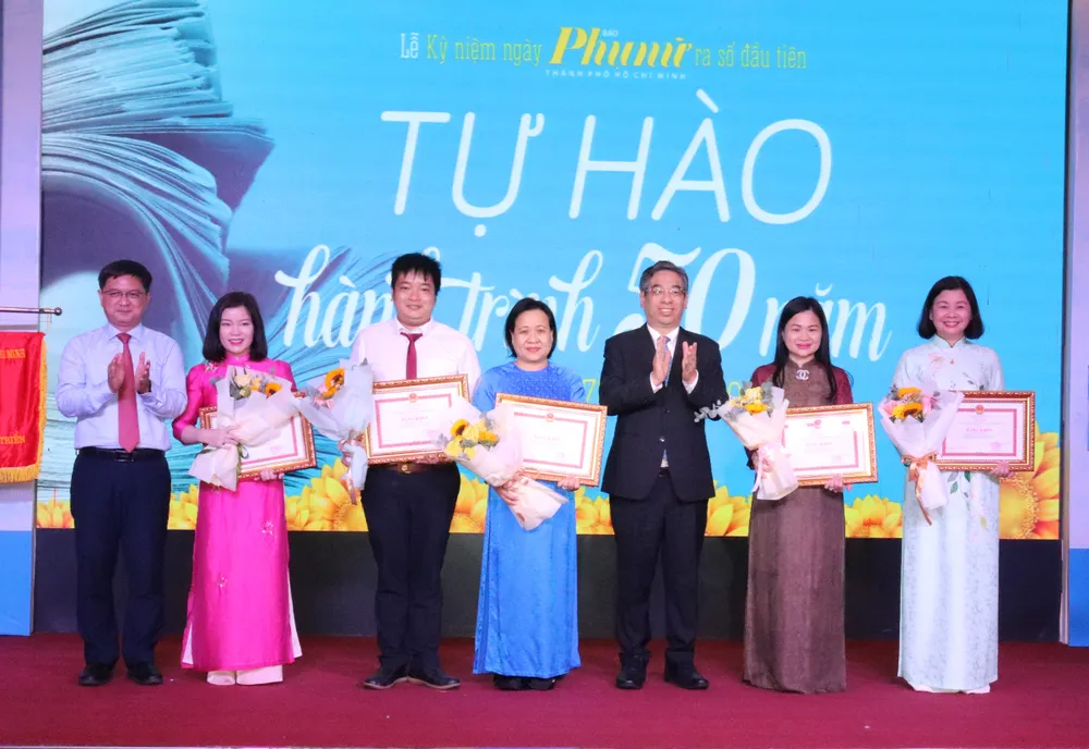 Đồng chí Nguyễn Phước Lộc, Phó Bí thư Thành ủy, Chủ tịch Ủy ban MTTQ Việt Nam TPHCM trao Bằng khen của UBND TPHCM đến các cá nhân IMG_2573.JPG