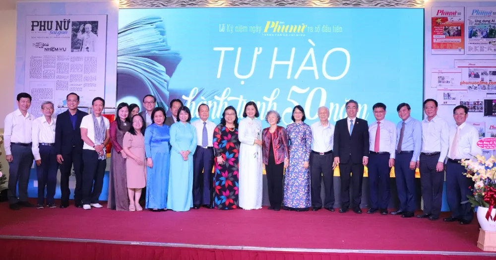 Lãnh đạo, nguyên lãnh đạo TPHCM chúc mừng kỷ niệm 50 năm Báo Phụ nữ TPHCM ra số đầu tiên IMG_2581.JPG