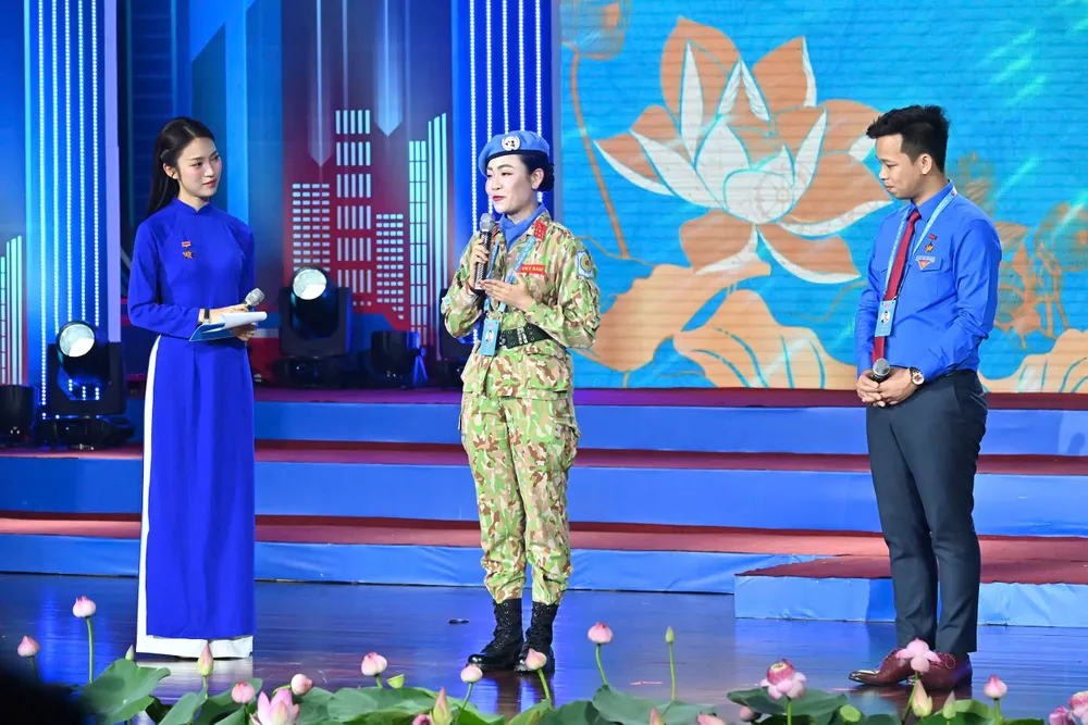 Các gương tiêu biểu giao lưu tại đại hội. Ảnh: VIỆT DŨNG Anh 11.jpg