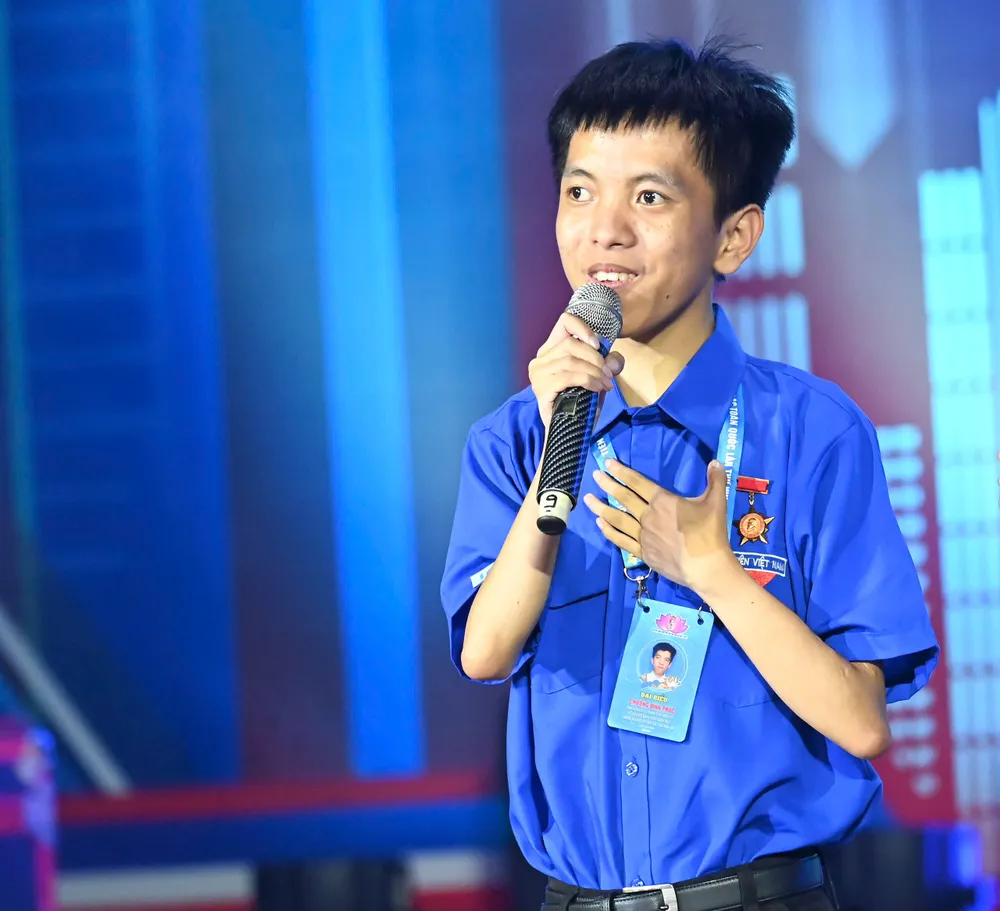 Đại biểu giao lưu lại chương trình. Ảnh: VIỆT DŨNG Anh 13.jpg