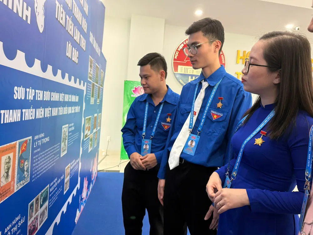 Các đại biểu thanh niên tiên tiến tham quan bộ sưu tập tem. Ảnh: THÁI PHƯƠNG Hinh 1.jpg