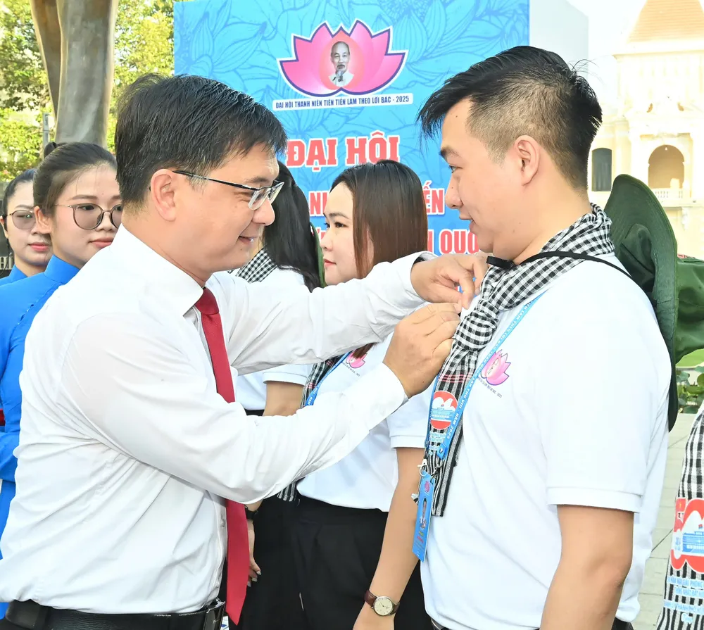 Trao huy hiệu “Thanh niên tiên tiến làm theo lời Bác” đến thanh tiên tiên tiến. Ảnh: VIỆT DŨNG hinh 10.jpg