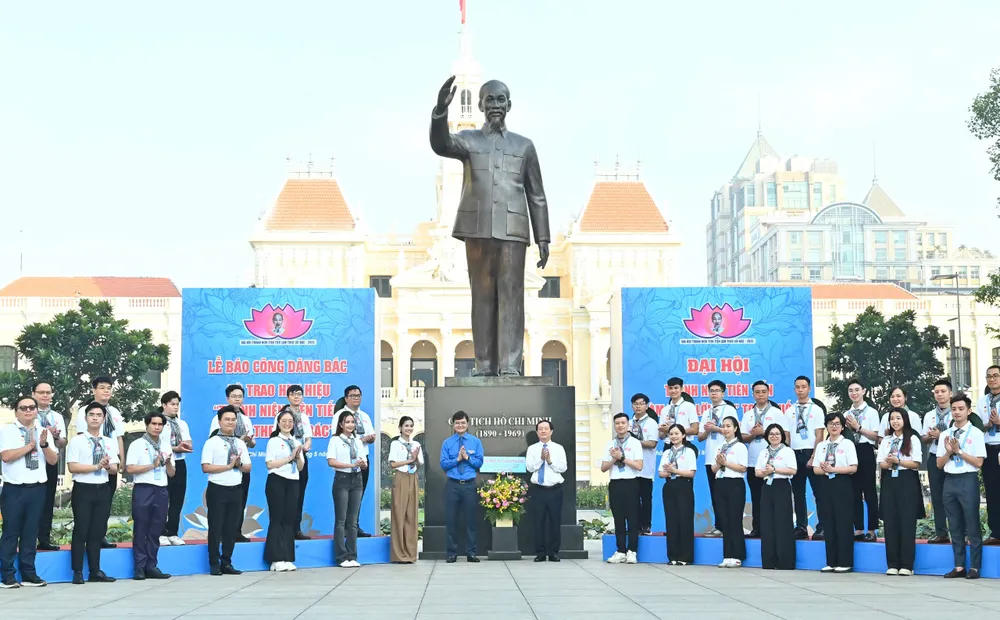 Trao huy hiệu “Thanh niên tiên tiến làm theo lời Bác” đến thanh tiên tiên tiến. Ảnh: VIỆT DŨNG hinh 11.jpg