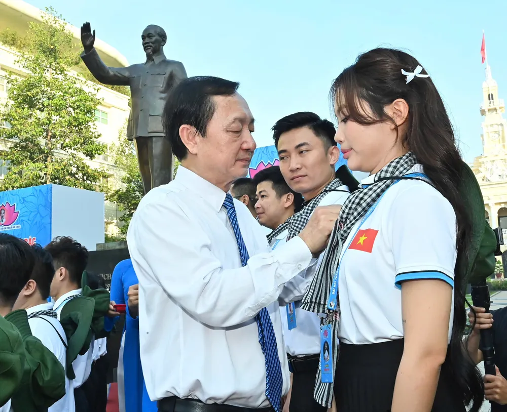 Trao huy hiệu “Thanh niên tiên tiến làm theo lời Bác” đến thanh tiên tiên tiến. Ảnh: VIỆT DŨNG Hinh 13.jpg
