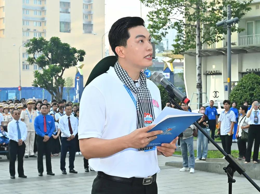 Bí thư Đoàn cơ sở Bệnh viện Đa khoa Thành phố Vinh Vũ Hồng Sơn báo công dâng Bác. Ảnh: VIỆT DŨNG Hinh 3.jpg